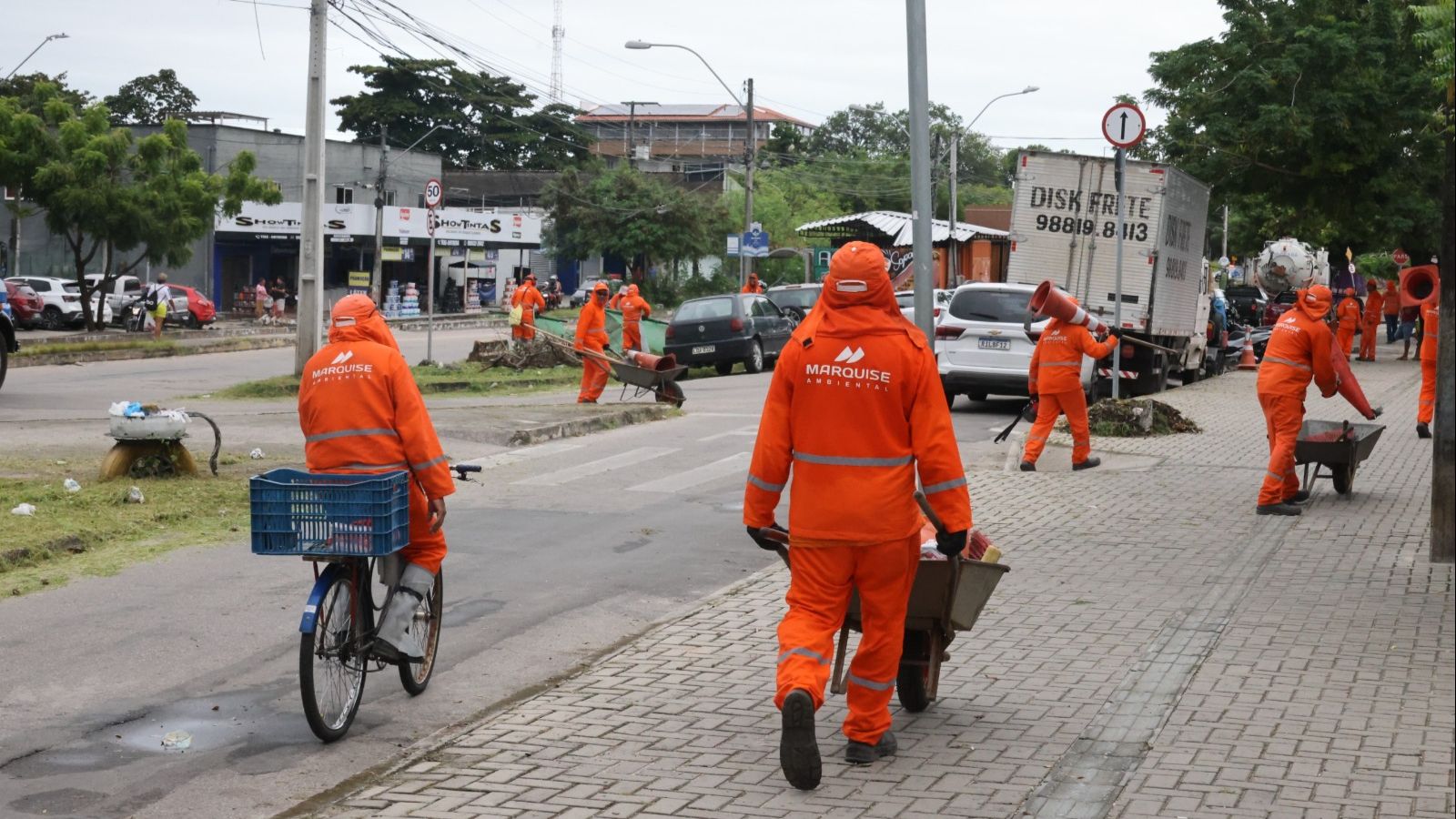 O plano de intensificação da limpeza urbana executado pela Cegor é composto por uma força-tarefa com 230 garis distribuídos em nove frentes operacionais